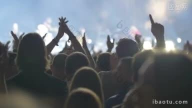 慢动作剪辑的人们举起他们的手和<strong>鼓掌</strong>的晚上流行音乐会